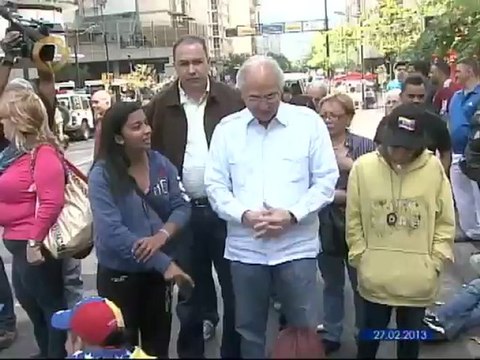 Estudiantes mantienen protesta para exigir la verdad sobre Chávez