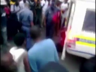 Homem é arrastado atrás de viatura