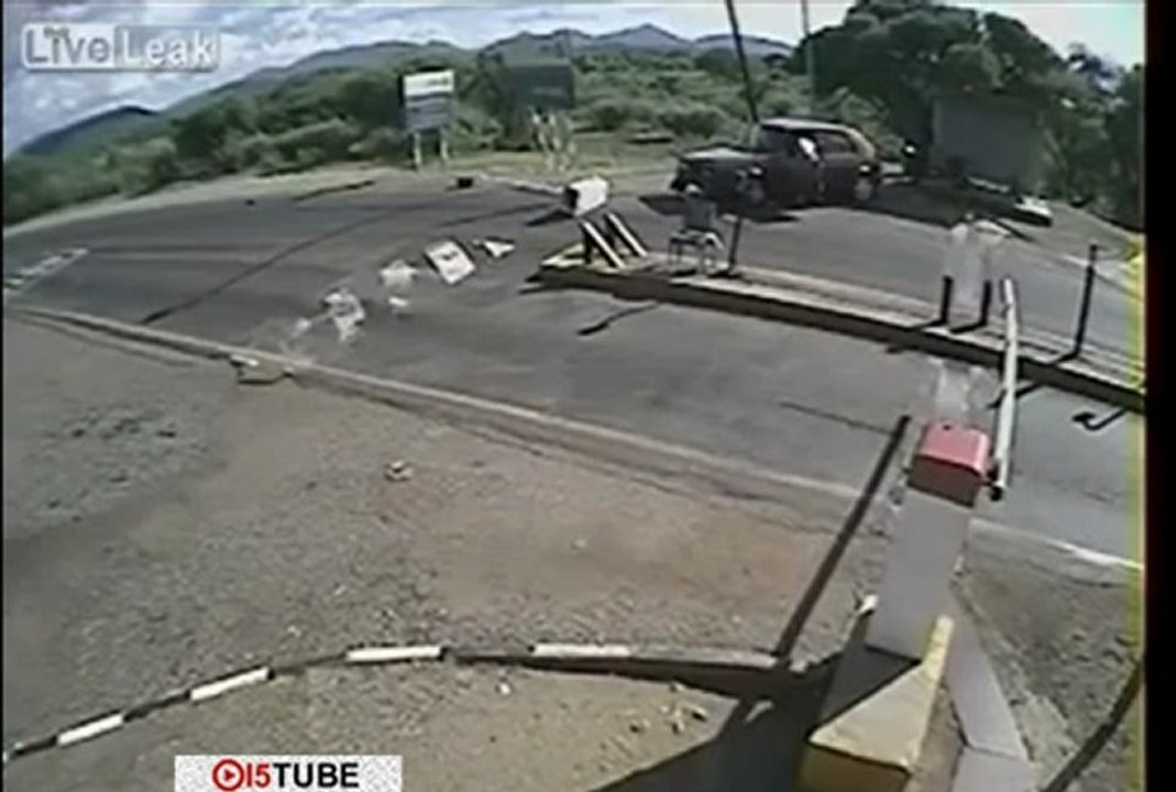 Pedestre escapa por um triz de ser atingido por carro que ignorou cancela