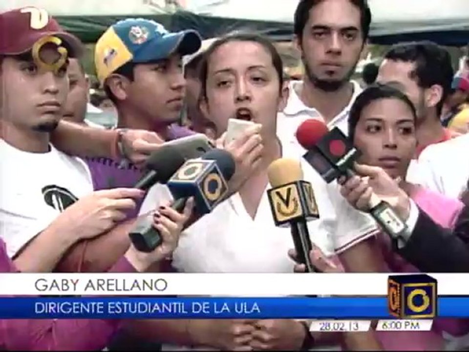 41 estudiantes se mantienen encadenados por tercer día en las inmediaciones de la DEM