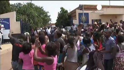 Esplode la protesta per il taxista morto in Sudafrica