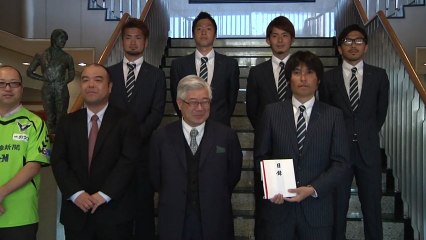 グッドヒルがガイナーレにスーツ贈呈