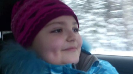 Une fillette conduit une voiture à 100 km/h sur une route enneigée !