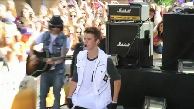 Justin Bieber sans t-shirt fait la fête avant son 19ème anniversaire sur le thème du cirque