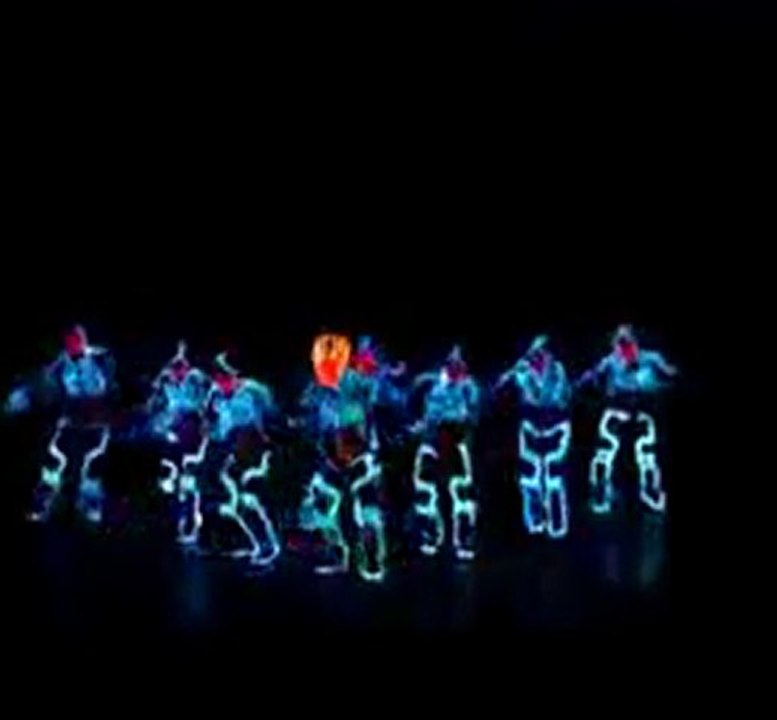 Işıklar İle Muhteşem Dans Gösterisi!!