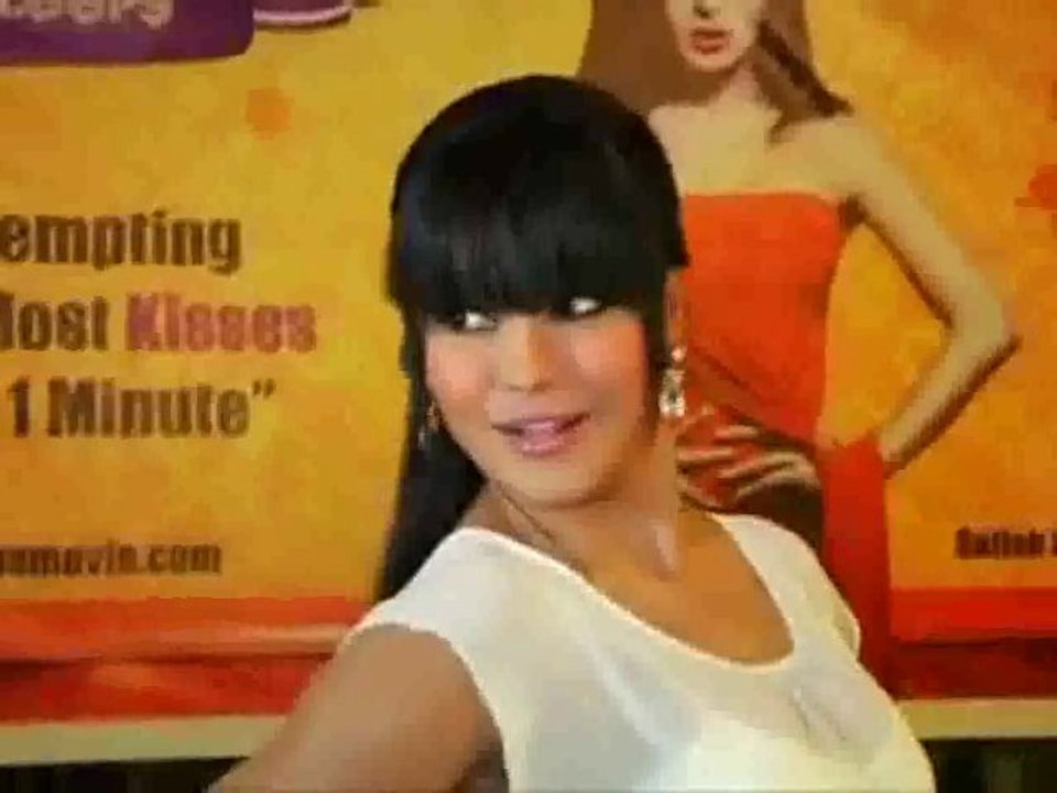 Veena Malik kissed by 100 men in 1 min, Makes Record