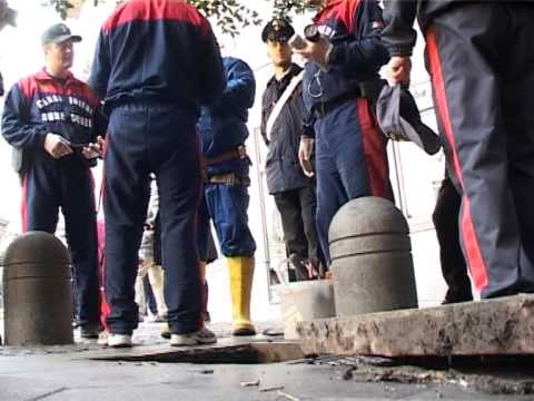 Napoli - La polizia ispeziona le fogne della banda del buco 2 (01.03.13)