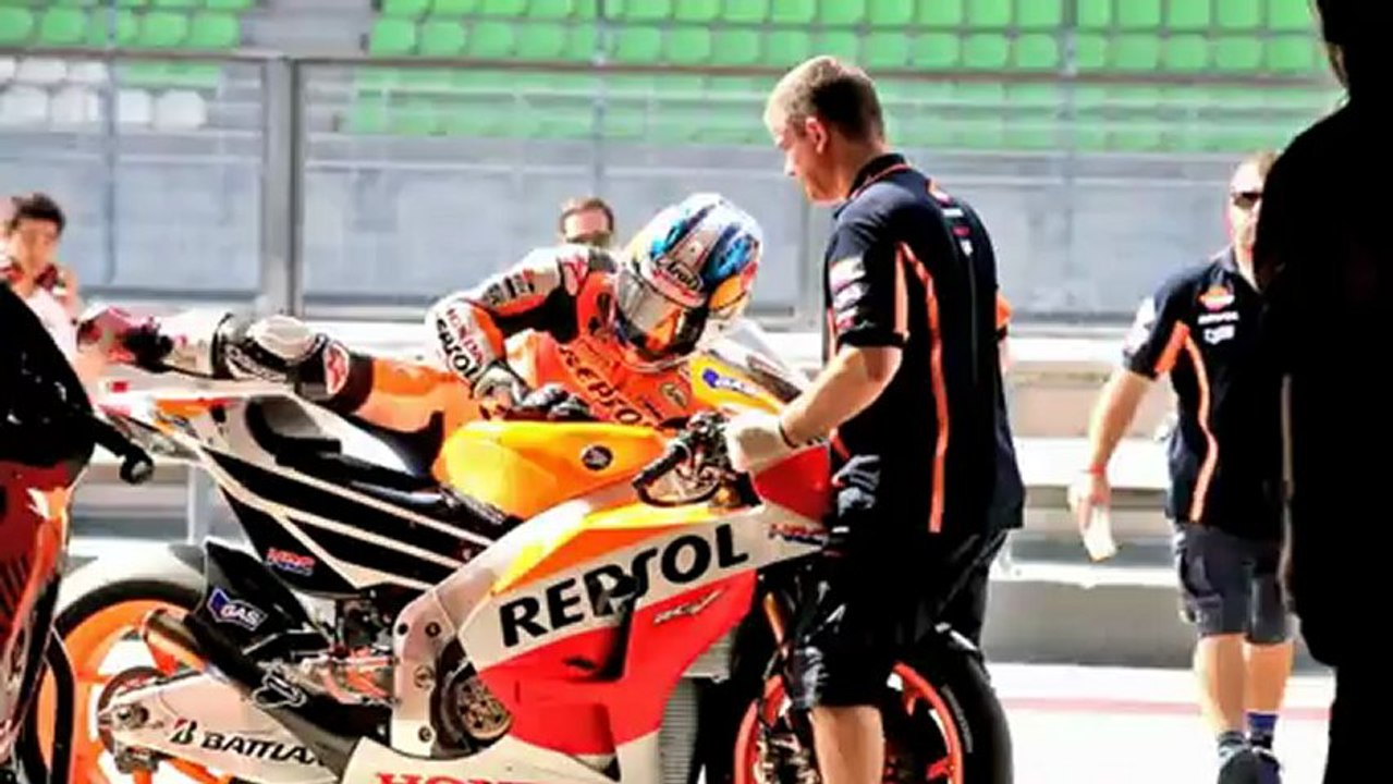 Dani Pedrosa e Marc Marquez in azione a Sepang - Video