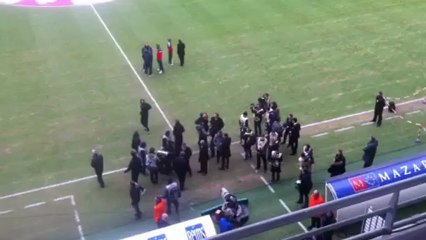 Les dirigeants, les joueurs et les très nombreux photographes au stade Delaune