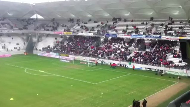 Une heure avant le match Reims / PSG : les gradins se remplissent.