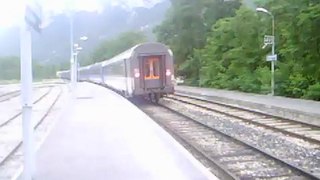 train paris briançon au depard de la gare de l'argentiere les ecrins avec en tete  une BB67000 jaune infra sncf