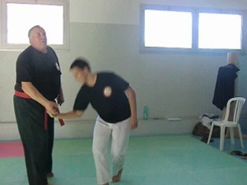 Défense contre couteau sous la gorge avec saisie arrière sous le bras par Dave Castoldi