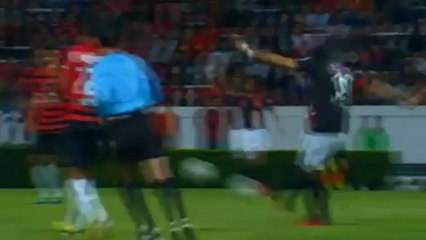 Tiro da 35 m colpisce traversa portiere e palo, Messico