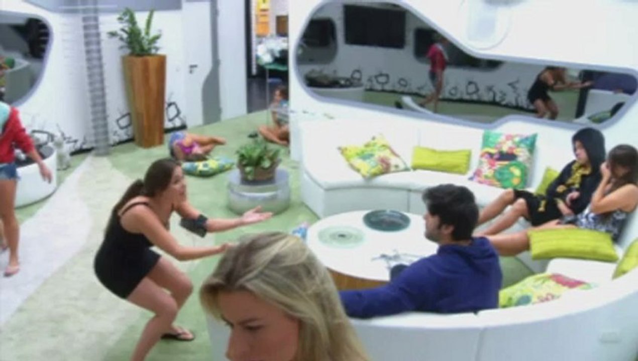Marcello briga com Kamilla e provoca a ira de Fani, Anamara, Natália e Barbie