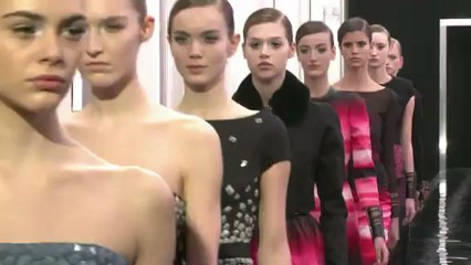 Maxime Simoëns dévoile sa collection de prêt-à-porter féminin