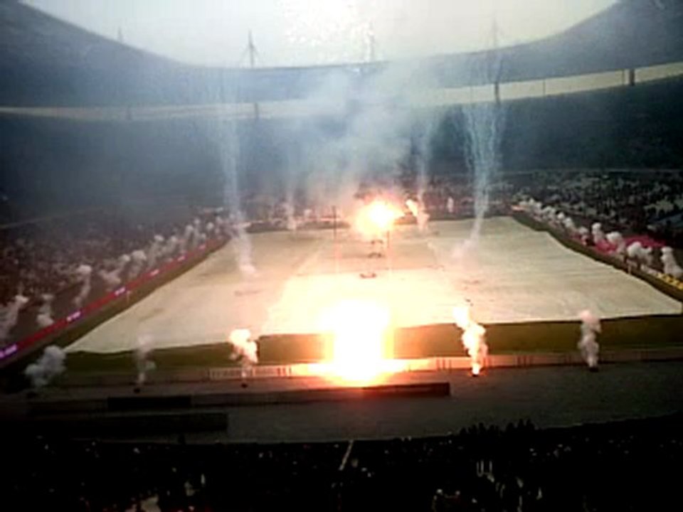 Résumé du match Stade Français - ASM Clermont Auvergne comptant pour la 20e journée de Top14 2012-2013. Victoire de Clermont 37-10.