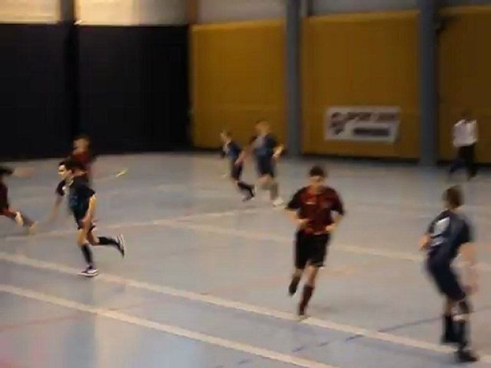 U15 equipe 2 finale contre Hennebont Maxence bute sur le gardien.