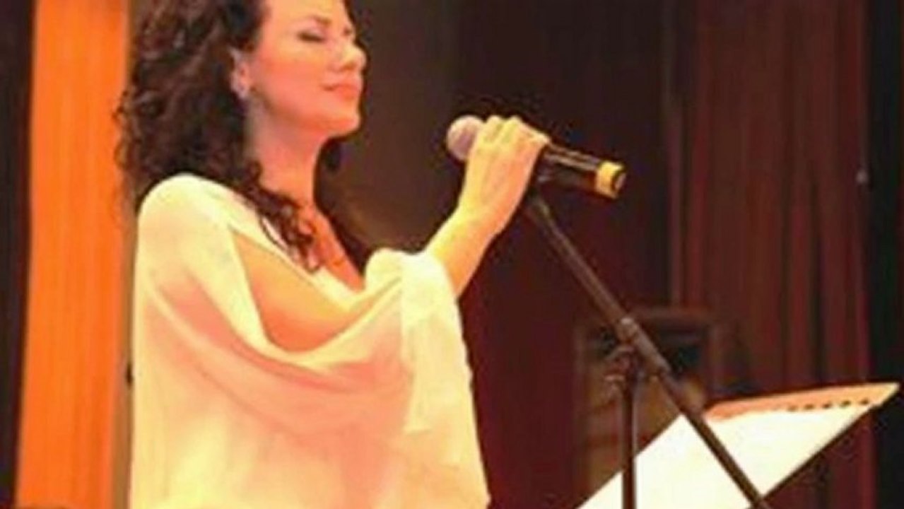 Eda Karaytuğ Ϫ Şu Yalan Dünyayı Aşksız Geçirme