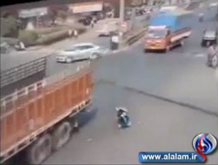 امرأة تنجو بمعجزة من حادث سیر مؤلم