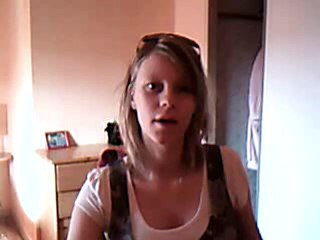 lorraine chante 4 mots sur un piano