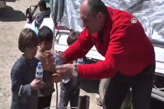 Savaşın çocuklarının ''çikolata'' sevinci