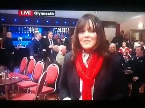 Un supporter écossais tombe le kilt