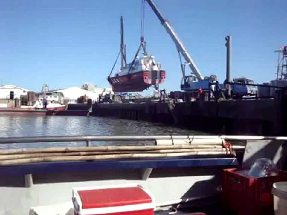 Impressionnante mise à l'eau d'un bateau