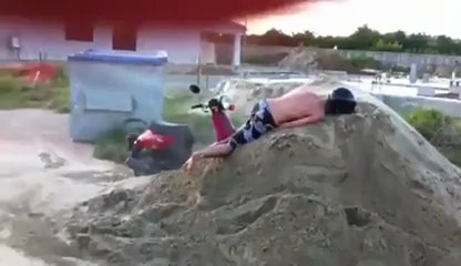 Défier un talus en scooter