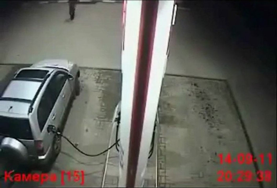 Régis à la pompe à essence