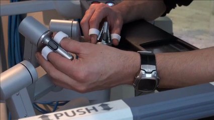 CHU de Bordeaux : le chirurgien commande, le robot opère