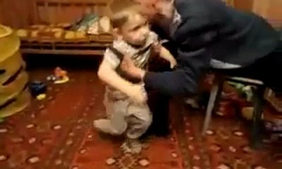 Quand papa confond bébé et ballon