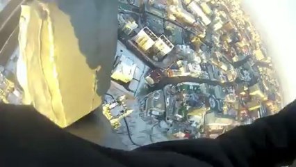 Un homme escalade un gratte-ciel