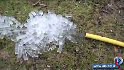 شاهد الماء وهو یتجمد لحظة خروجه من الخرطوم نتیجة البرد القارس