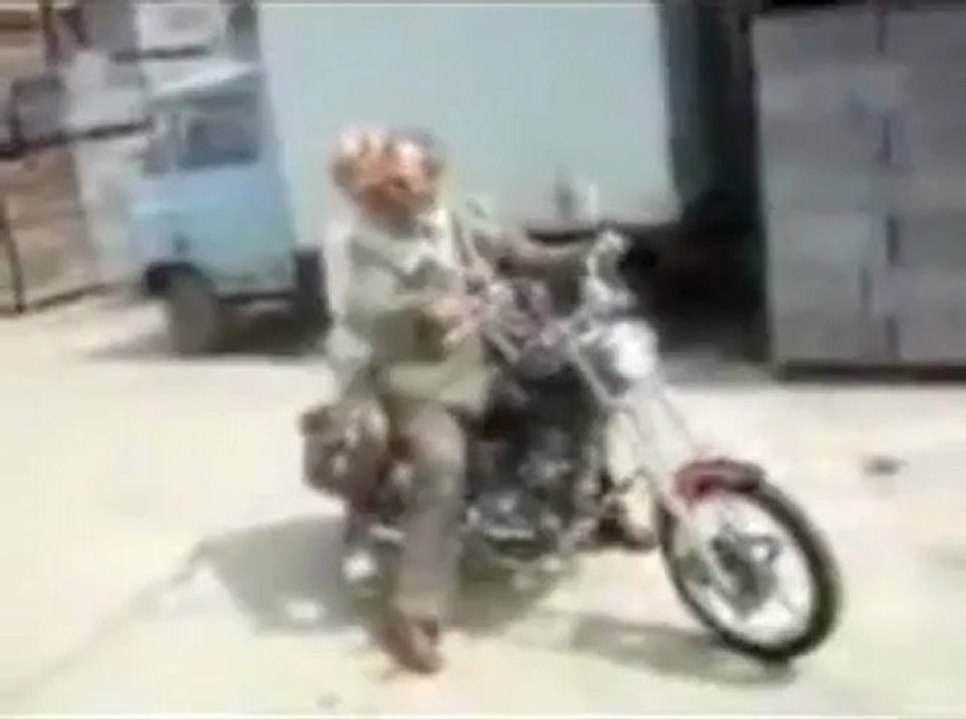 Quand papy emballe mamie à moto - Vidéo Dailymotion