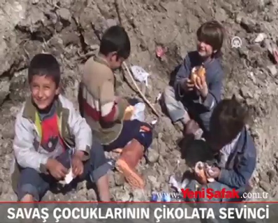 Savaş çocuklarının çikolata sevinci
