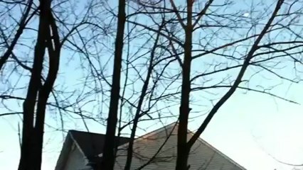 Une petite fille qui capte la Lune même en plein jour