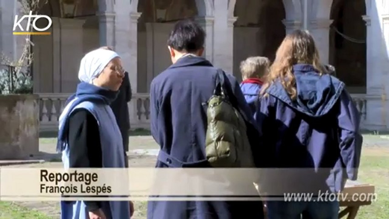 Les moines prient pour l'Eglise
