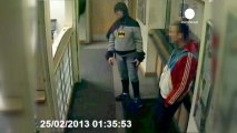 GB: un uomo mascherato da Batman consegna un ladro alla...