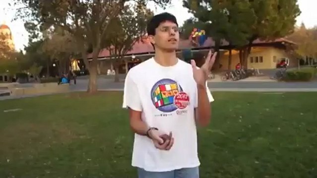Joven arma un cubo de rubik mientras hace malabares