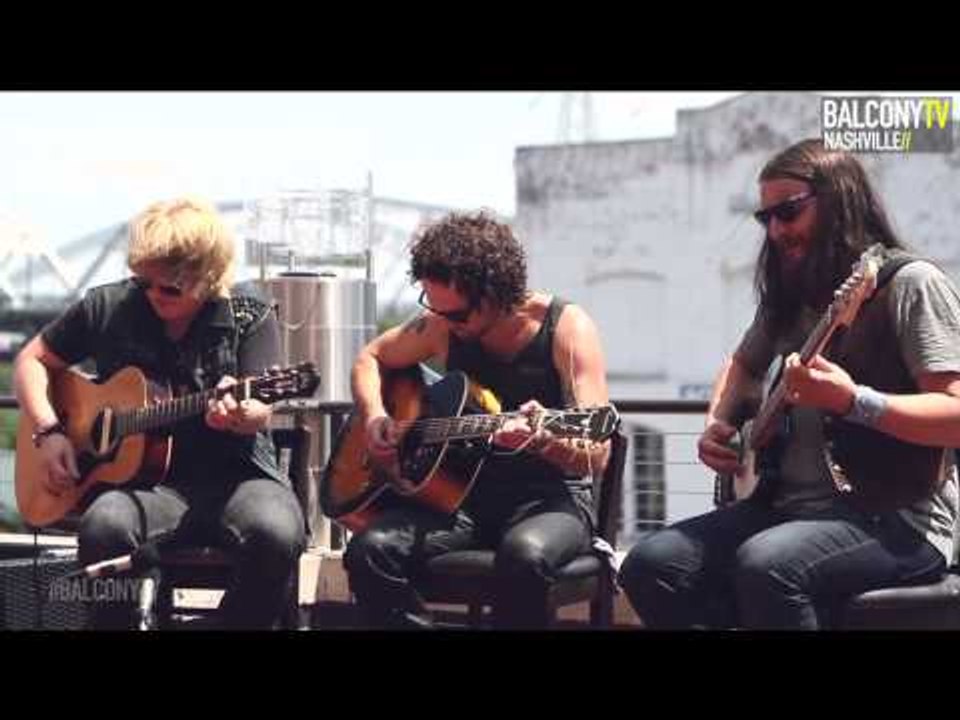 HOTEL WAR - SHOW DOG (BalconyTV)