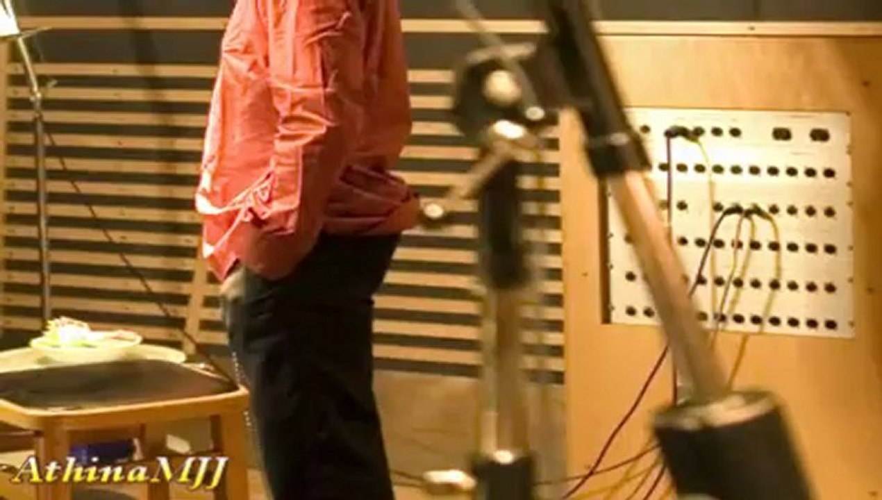 Michael Jackson RARE  WARMING UP HIS VOICE