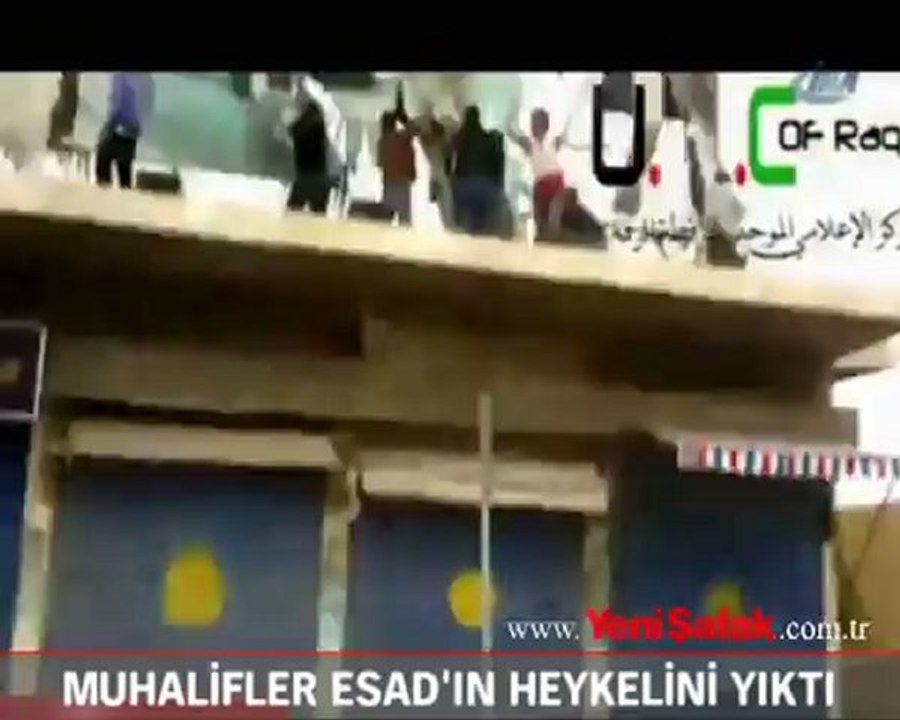 Muhalifler Esad'ın heykelini yıktı