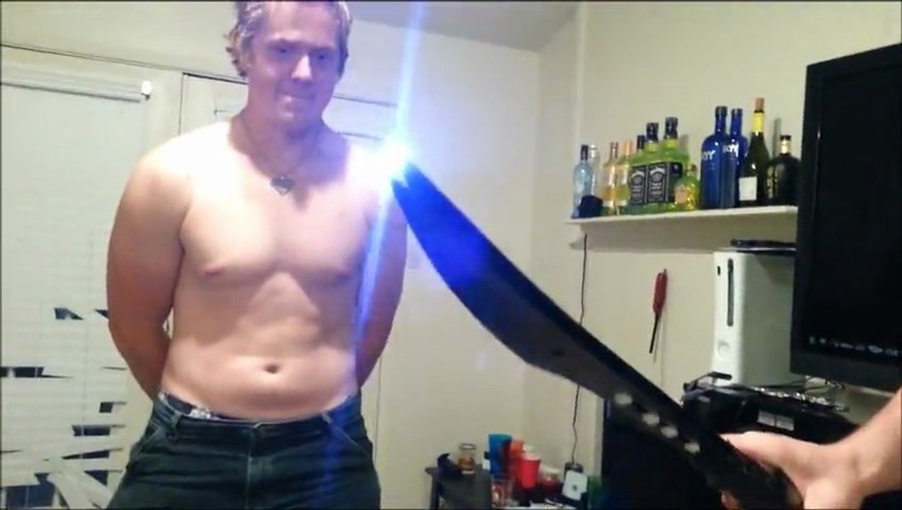 Être tasé par le Taser Sword