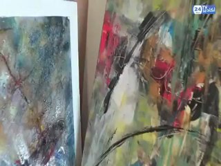 صاحب اصغر لوحة تشكيلية في العالم يتبرع لفائدة الاطفال - YouTube