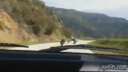 Download Video: Motard évite une voiture sur la voie de gauche