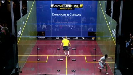 Squash, doppia finta da paura sotto il muro!