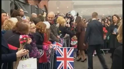 Bain de foule pour Kate Middleton, enceinte de quatre mois