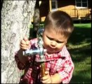 Crianças se atrapalham ao tentar ´matar a sede` em bebedouro