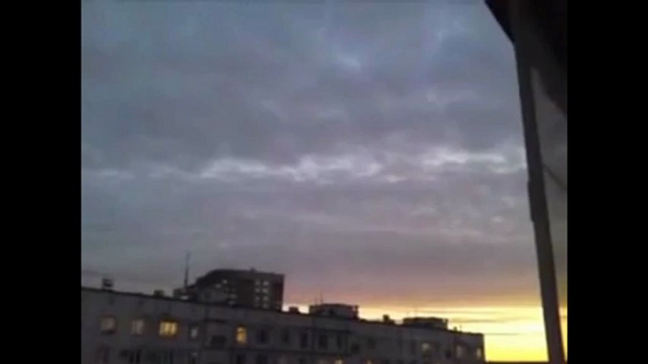 TRIANGULAR SHAPED UFO OR 3 UFO´S IN A TRIANGLE FORMATION