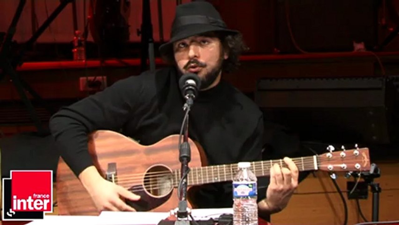 La différence entre le tribunal et le théâtre - La chanson de Redouanne Harjane